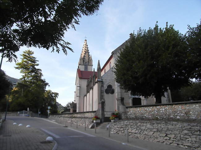 Vue sur l'église de Veurey-Voroize depuis la tour des templiers - Veurey-Voroize (38113) - Isère