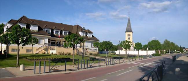 Abergement-la-Ronce, mairie et église - Abergement-la-Ronce (39500) - Jura