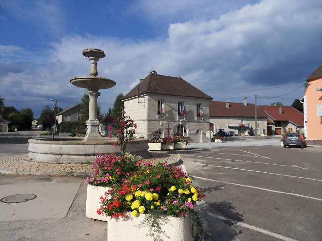 La place de la Mairie et la fontaine - Andelot-en-Montagne (39110) - Jura