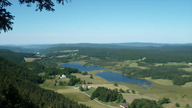 Bellefontaine, avec son lac (à gauche) - Bellefontaine (39400) - Jura
