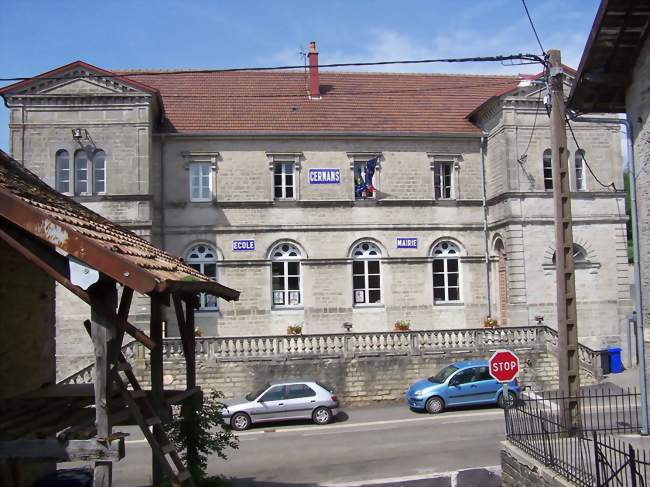 La mairie construite sur pilotis - Cernans (39110) - Jura