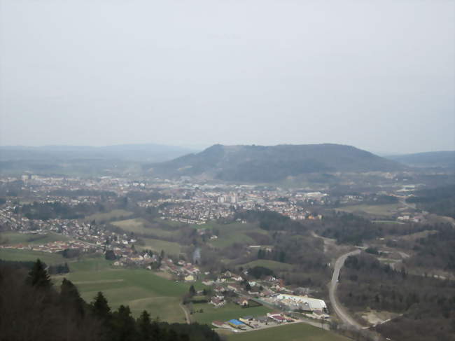 Le village de Cize, devant Champagnole et le Mont Rivel - Cize (39300) - Jura