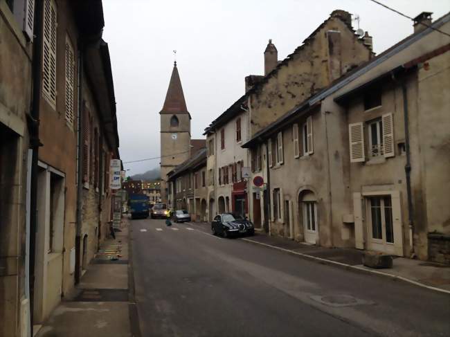 Vue de la rue Neuve à Conliège et du clocher de l'église paroissiale de l'Assomption - Conliège (39570) - Jura