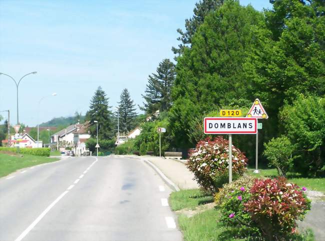 Panneau d'entrée dans le chef-lieu de la commune - Domblans (39210) - Jura