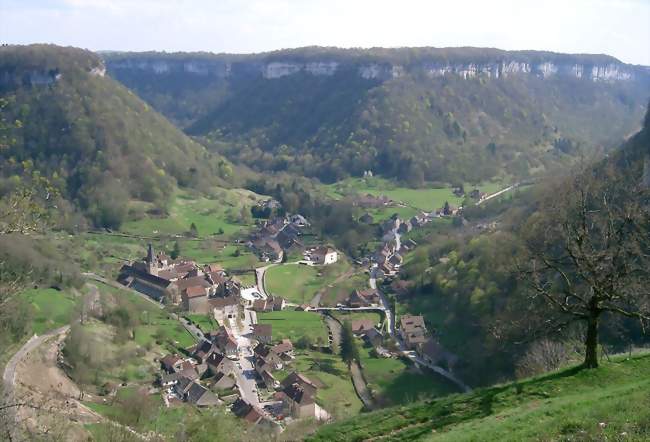 Vue de Baume-les-Messieurs depuis le belvédère de Granges-sur-Baume - Granges-sur-Baume (39210) - Jura