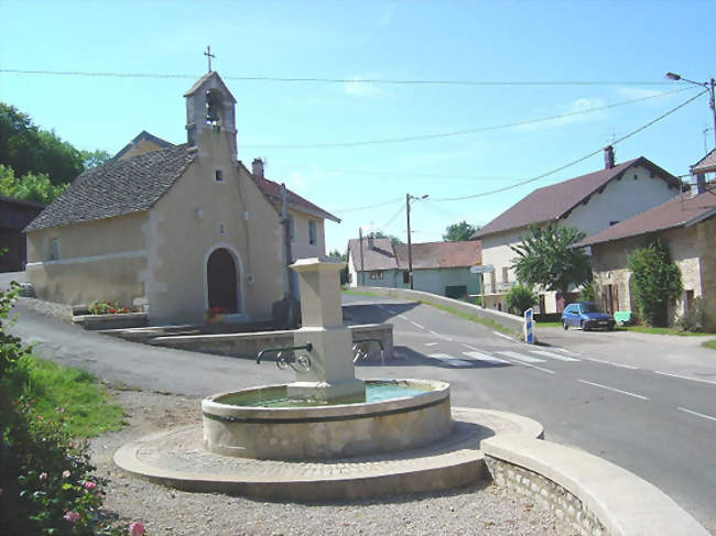 Menétrux-en-Joux, place Lacuzon, la fontaine et la chapelle et la Départementale 39 - Menétrux-en-Joux (39130) - Jura
