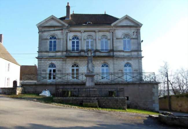 Mairie et monument aux morts de Montmirey-le-Château - Montmirey-le-Château (39290) - Jura
