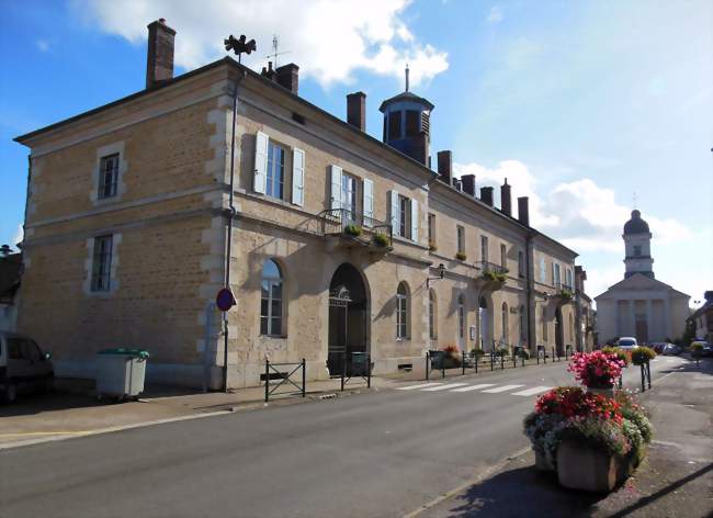 L'ancienne mairie-école et l'église de l'Assomption - Mont-sous-Vaudrey (39380) - Jura