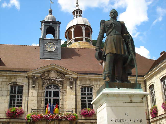 Hôtel de ville et chapelle Notre-Dame-Libératrice - Salins-les-Bains (39110) - Jura