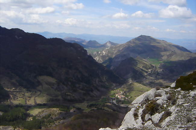 Le village dans la vallée du Vanson - Authon (04200) - Alpes-de-Haute-Provence