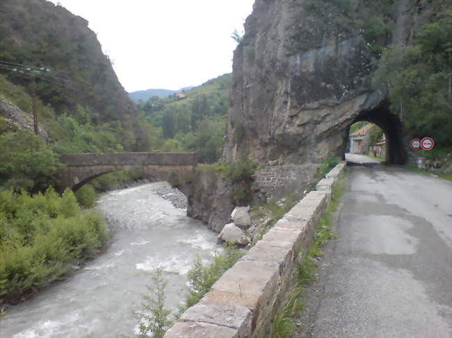 Vieux pont sur le Bès et tunnel à Barles - Barles (04140) - Alpes-de-Haute-Provence