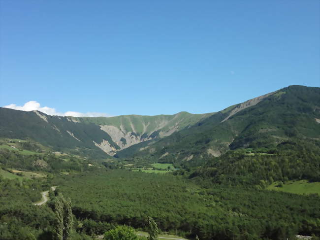 Crête du clos de Fau, face au village de Bayons - Bayons (04250) - Alpes-de-Haute-Provence