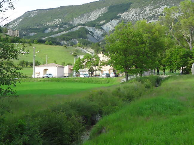 Ensemble mairie-école-salle polyvalente, au centre de la commune - Clumanc (04330) - Alpes-de-Haute-Provence