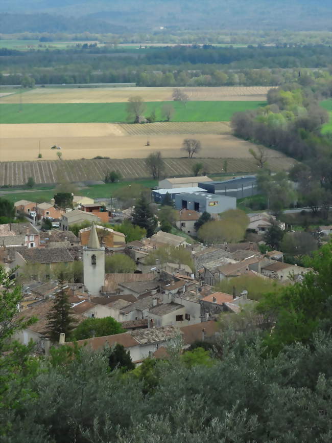 Le vieux village, la zone artisanale, la plaine agricole - Corbières (04220) - Alpes-de-Haute-Provence