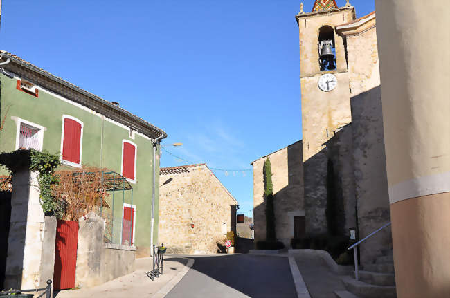 Rue de Cruis, avec le clocher de son église - Cruis (04230) - Alpes-de-Haute-Provence