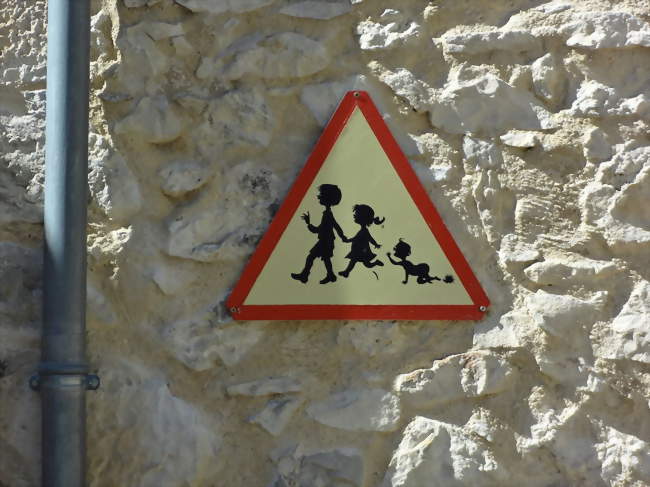 Signalisation dans le village (avec un bébé et un hérisson) - Curel (04200) - Alpes-de-Haute-Provence