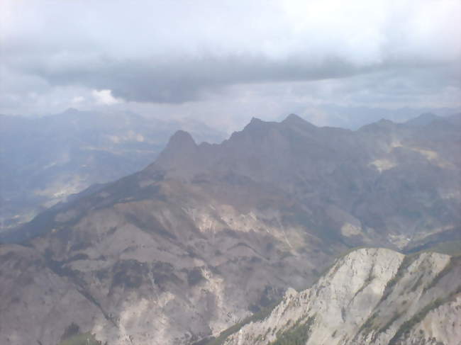 Le sommet du Chapeau de Gendarme, vu du sud - Enchastrayes (04400) - Alpes-de-Haute-Provence