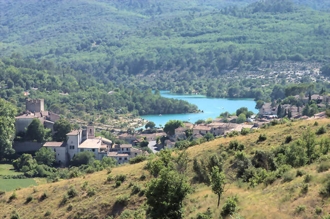 Vue générale du village - Esparron-de-Verdon (04800) - Alpes-de-Haute-Provence