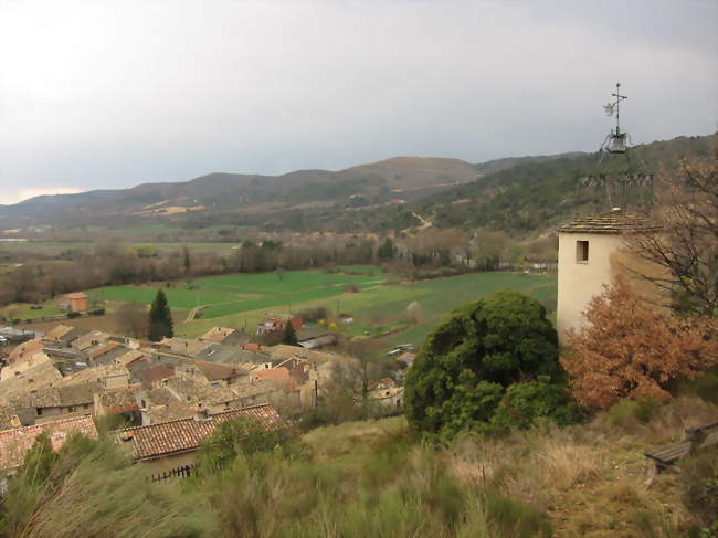 Horloge publique et village - Estoublon (04270) - Alpes-de-Haute-Provence