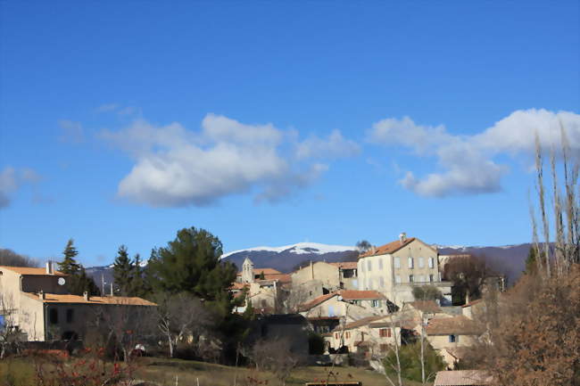Vue générale sur le village de Fontienne avec en fond la montagne de Lure - Fontienne (04230) - Alpes-de-Haute-Provence