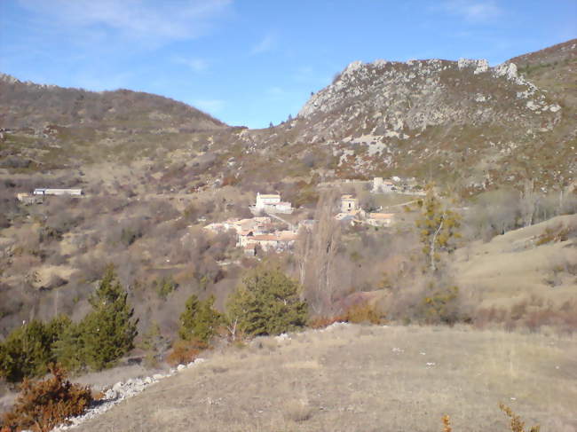 Vue générale du village - Majastres (04270) - Alpes-de-Haute-Provence