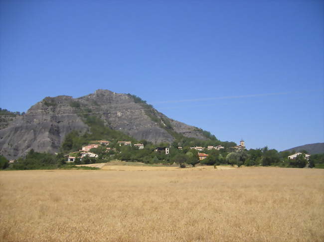 Village de Marcoux et colline Saint-Michel - Marcoux (04420) - Alpes-de-Haute-Provence