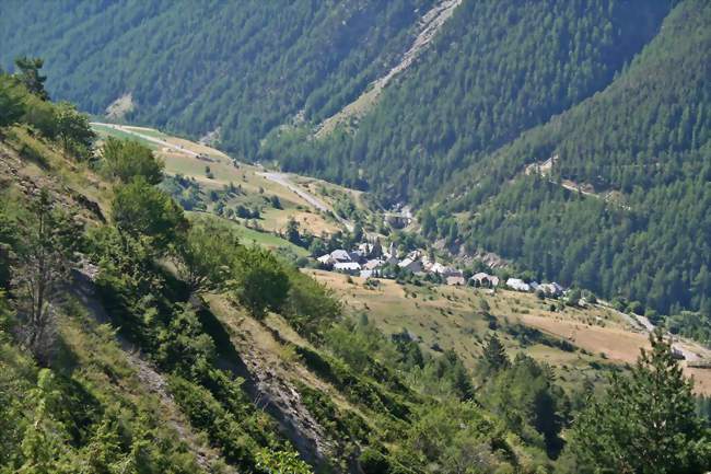 Le village de Meyronnes, dans la vallée de l'Ubayette - Meyronnes (04530) - Alpes-de-Haute-Provence
