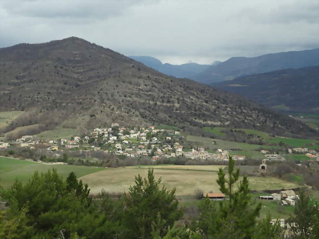 Le village et le Piégu - Mirabeau (04510) - Alpes-de-Haute-Provence