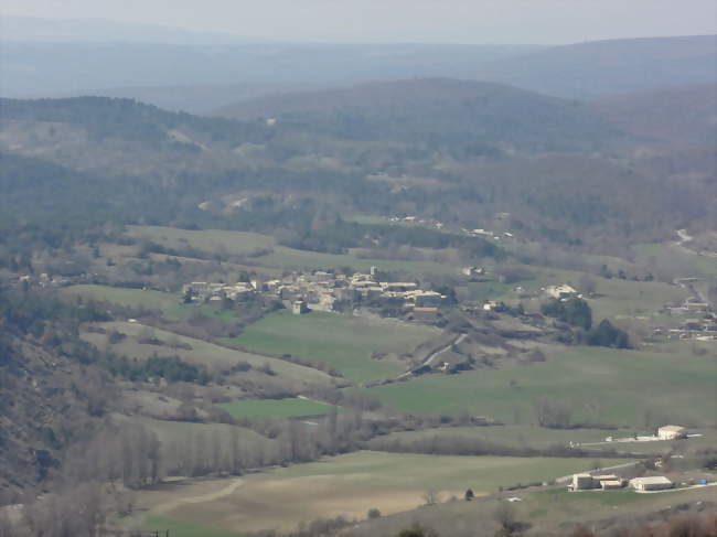 Le village, vu des hauteurs de Mane - Revest-des-Brousses (04150) - Alpes-de-Haute-Provence