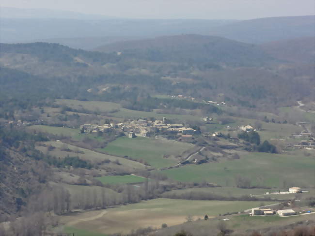 Le village, vu des hauteurs de Mane - Revest-des-Brousses (04150) - Alpes-de-Haute-Provence