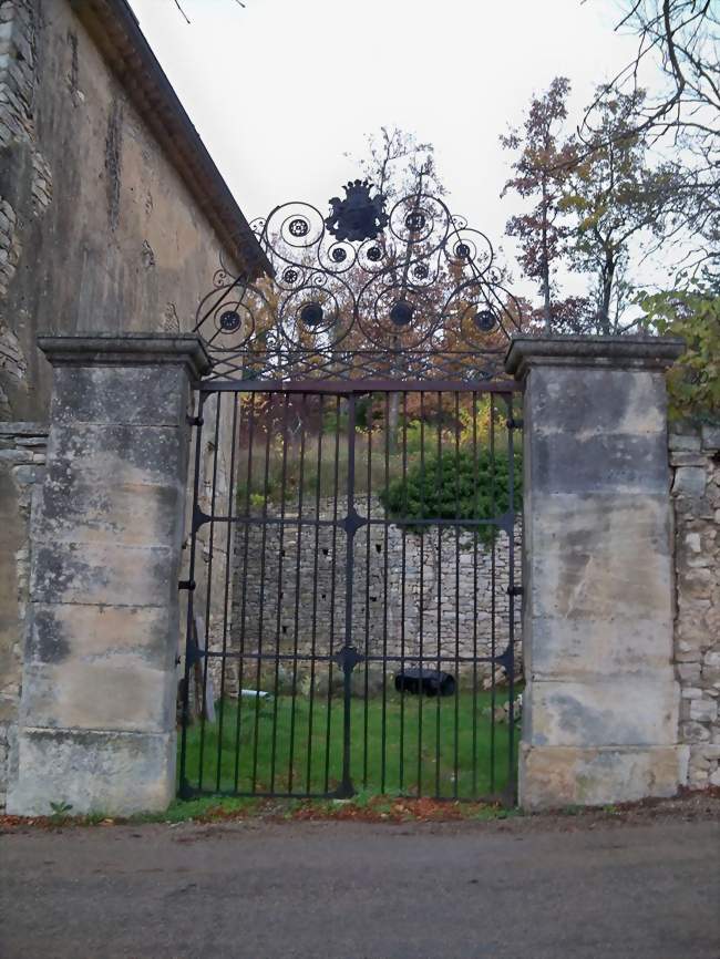 La grille en fer forgé de l'entrée du château - Sainte-Croix-à-Lauze (04110) - Alpes-de-Haute-Provence