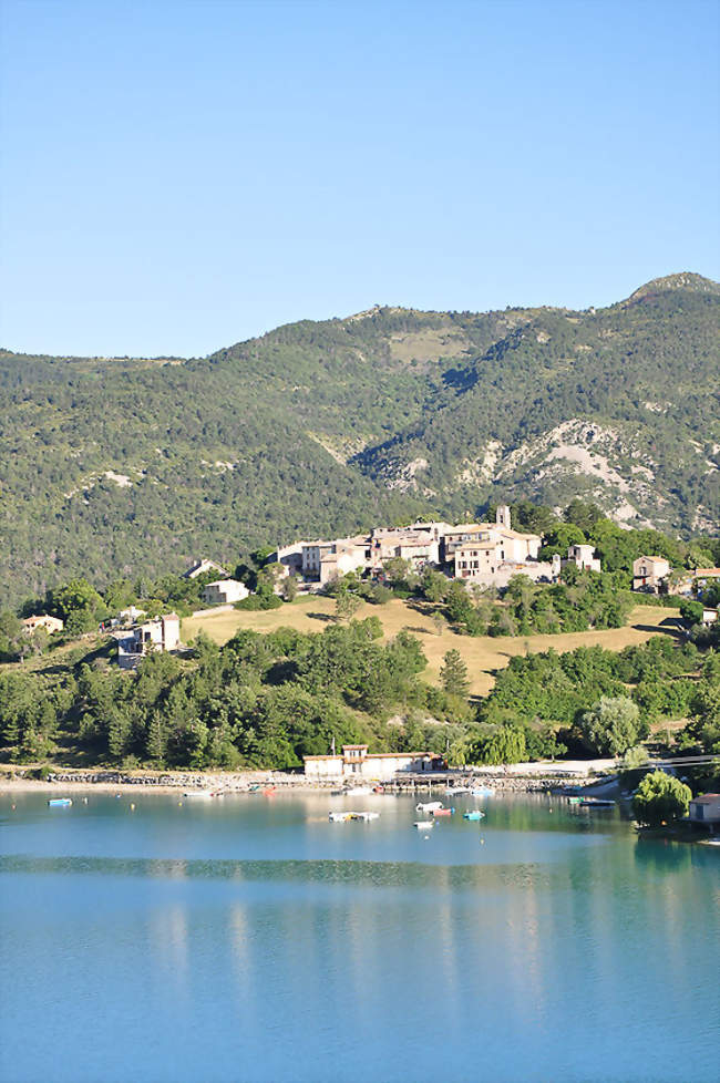 Village dominant le lac de Castillon - Saint-Julien-du-Verdon (04170) - Alpes-de-Haute-Provence