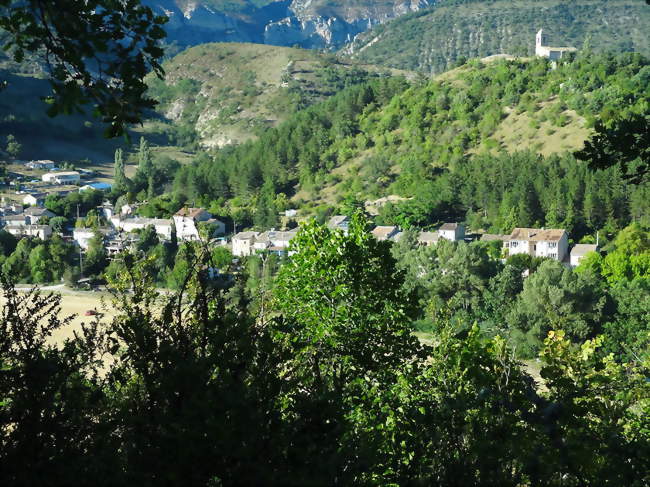 Le village, vu du château des Graves (Châteauneuf-Miravail) - Saint-Vincent-sur-Jabron (04200) - Alpes-de-Haute-Provence