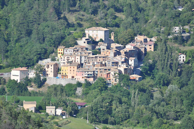 Sausses et son « château » - Sausses (04320) - Alpes-de-Haute-Provence