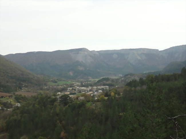 Le village de Valbelle niché dans sa vallée, et le cirque - Valbelle (04200) - Alpes-de-Haute-Provence