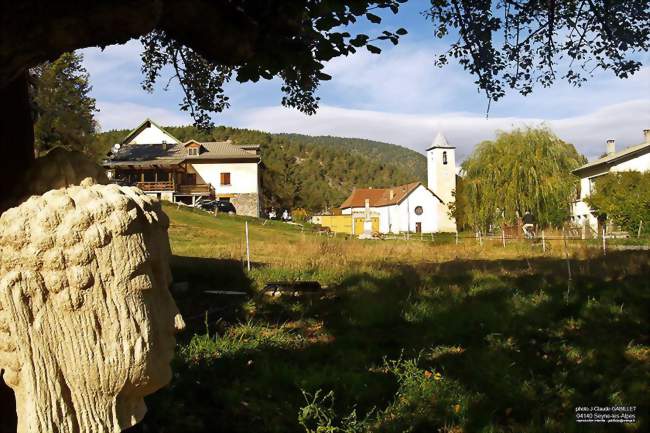 Entrée du village de Verdaches - Verdaches (04140) - Alpes-de-Haute-Provence