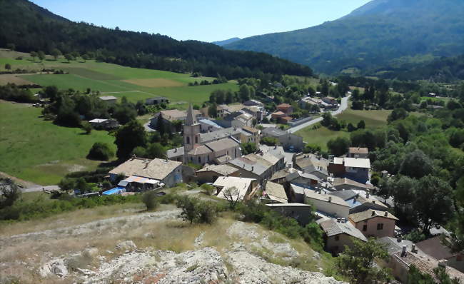 Vue du village, de la colline qui le surplombe à louest - Vergons (04170) - Alpes-de-Haute-Provence