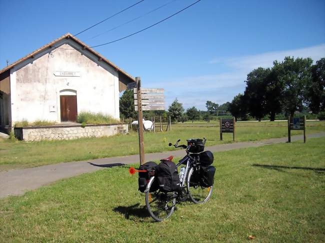 Début de la voie verte du Marsan et de l'Armagnacau niveau de l'ancienne gare de Gabarret - Gabarret (40310) - Landes