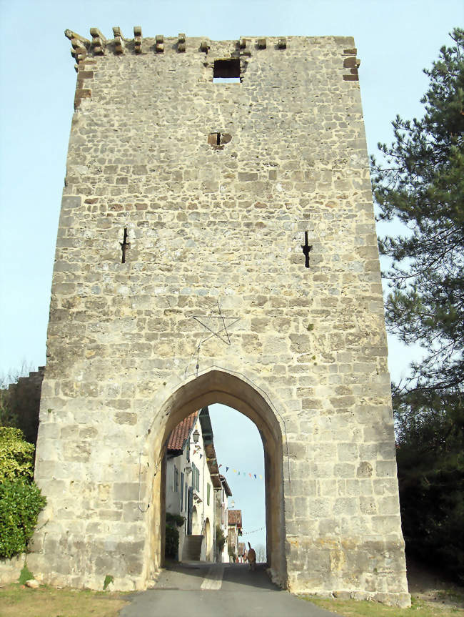 Porte de la ville d'Hastingues inscrite dans la tour médiévale - Hastingues (40300) - Landes