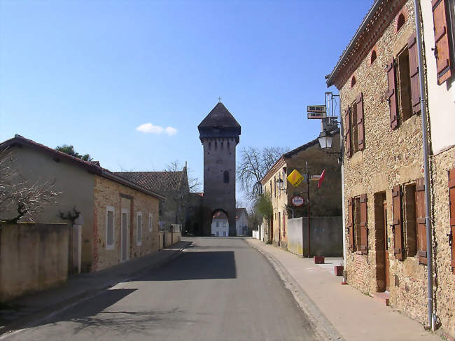Rue centrale d'Hontanxet clocher-tour du XIIe siècle - Hontanx (40190) - Landes