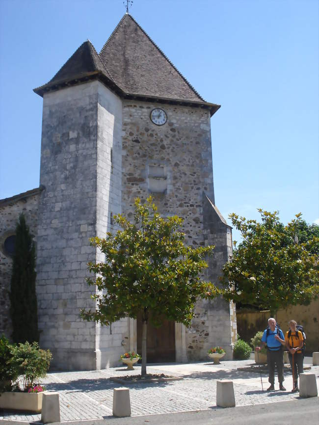 Pèlerins devant l'église d'Horsarrieu - Horsarrieu (40700) - Landes