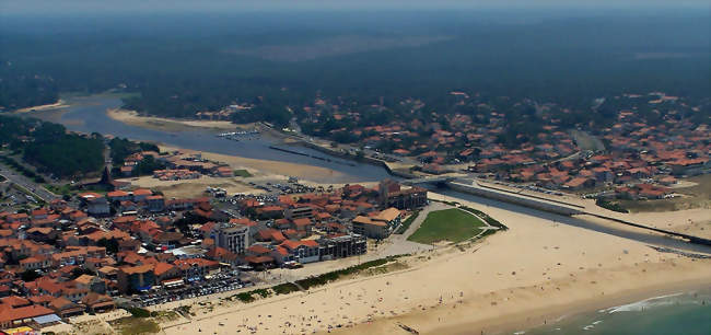 Mimizan, la perle de la Côte d'Argent Vue aérienne de Mimizan-plage traversée par le courant - Mimizan (40200) - Landes