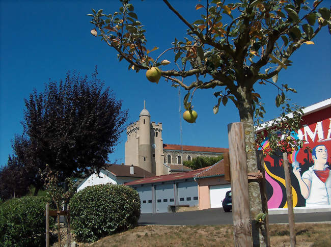 La tour de l'église et la caserne des pompiers - Pomarez (40360) - Landes