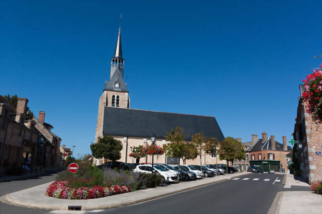 L'église Saint-Étienne et la place Robert Mottu - Chaumont-sur-Tharonne (41600) - Loir-et-Cher