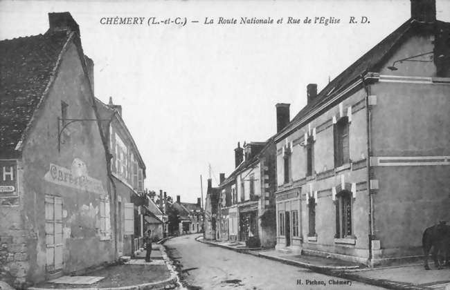 La route nationale et la rue de l'Église - Chémery (41700) - Loir-et-Cher