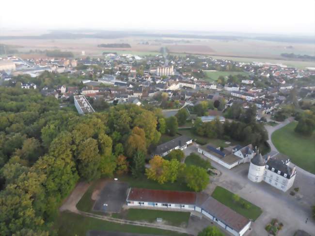 Le château d'Herbault vu du ciel - Crédits: aerocom montgolfière/Panoramio/CC by SA