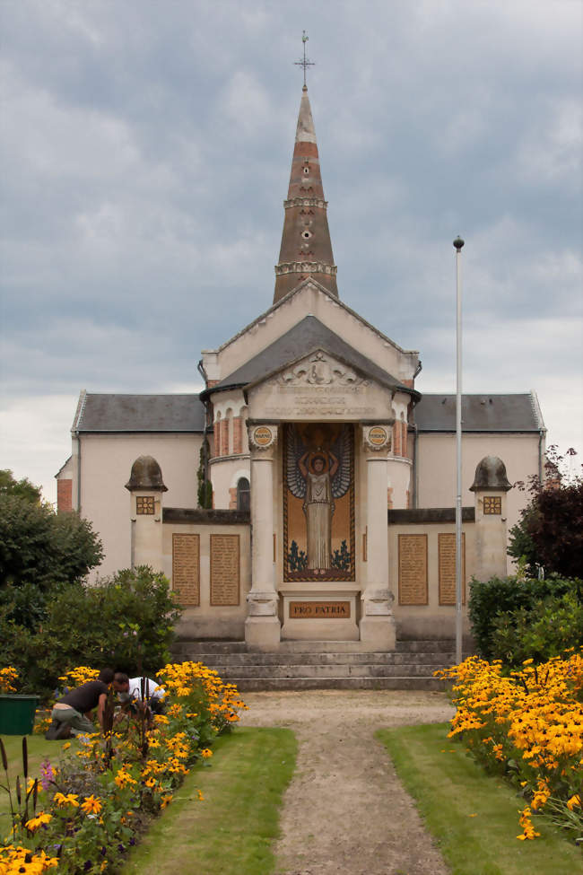 L'église Sainte-Anne et le monument aux morts - Lamotte-Beuvron (41600) - Loir-et-Cher