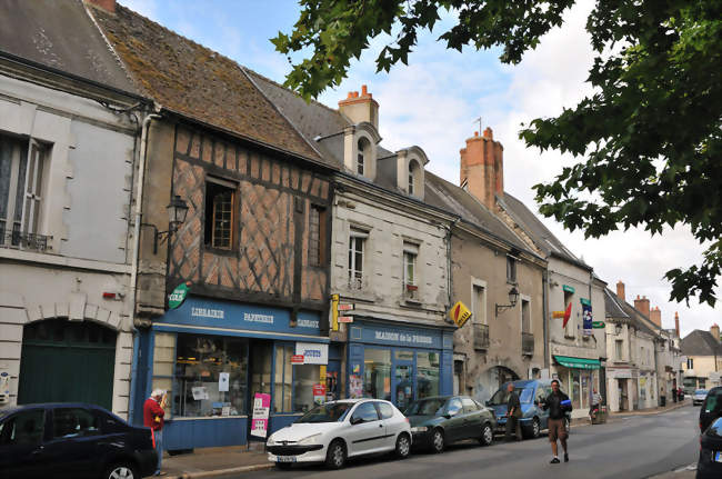 Grande Rue près de la place de l'Église - Onzain (41150) - Loir-et-Cher