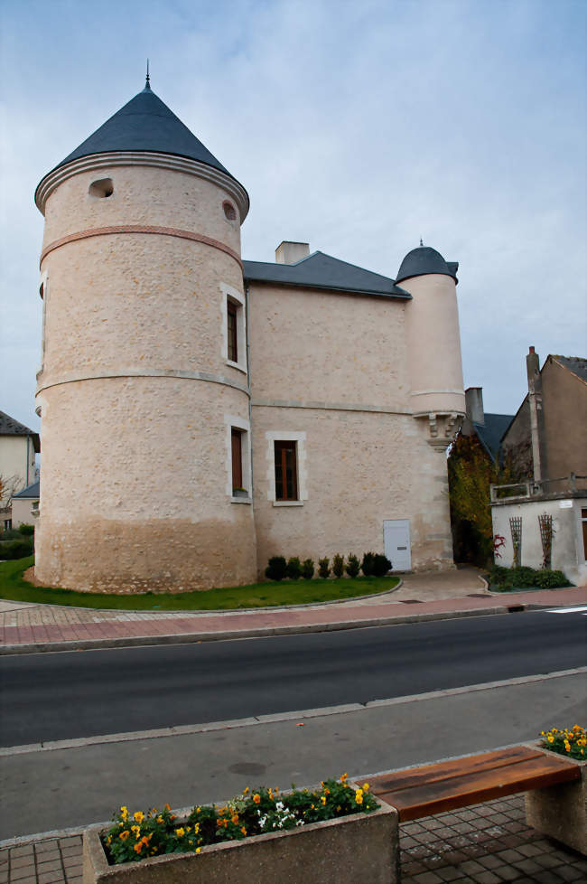 Château d'Ouzouer-le-marché, vu de la place des écoles - Ouzouer-le-Marché (41240) - Loir-et-Cher