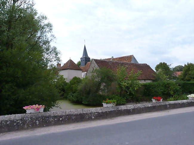 Eglise de Sassay vue du pont - Sassay (41700) - Loir-et-Cher